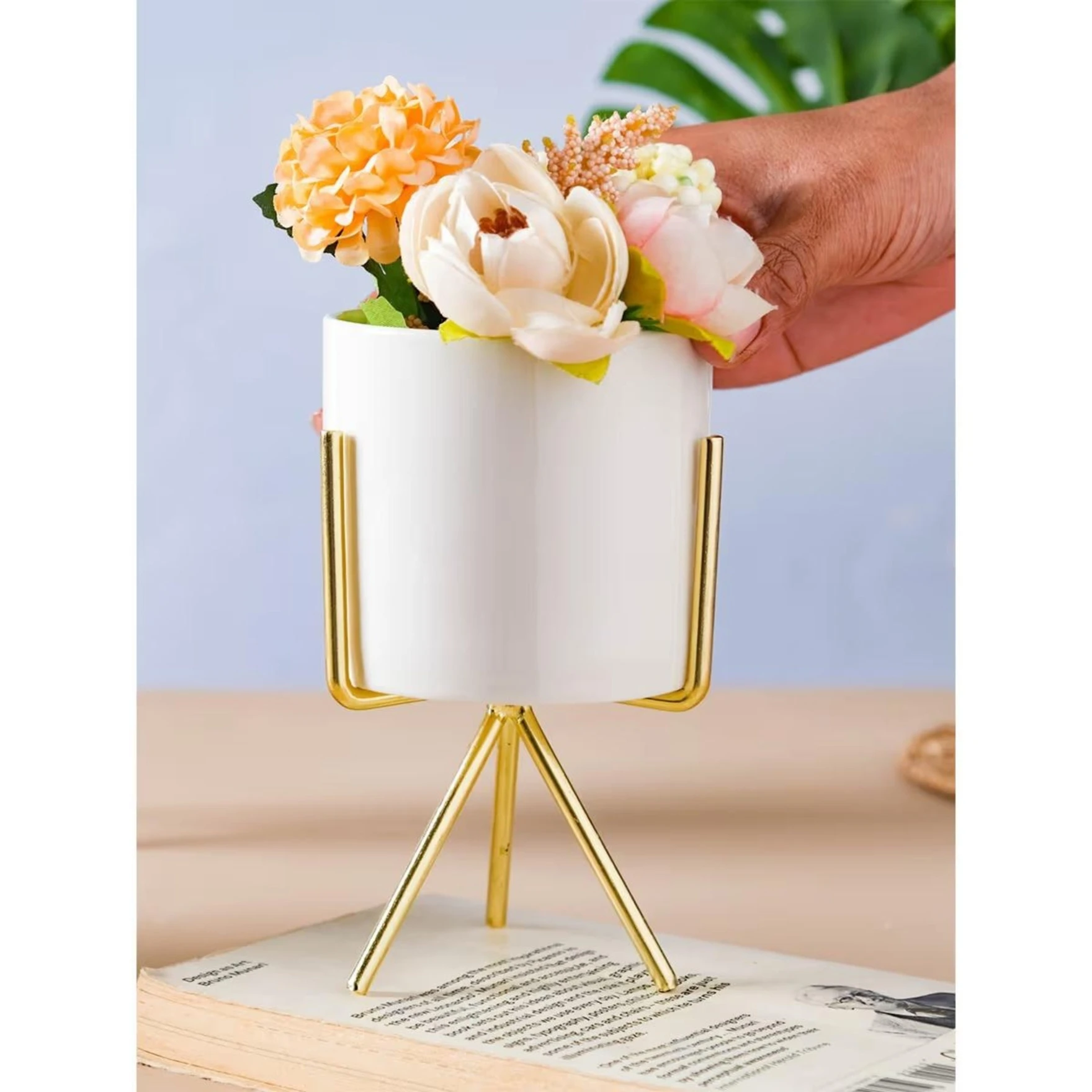 Metal Pot with stand Table Centerpiece Vase, White Vase for Dining Table Centerpieces, Desktop Metal Flower Arrangements Stand for Christmas Party Birthday Home Decor, Small Outdoor Flower Rack Vase,White