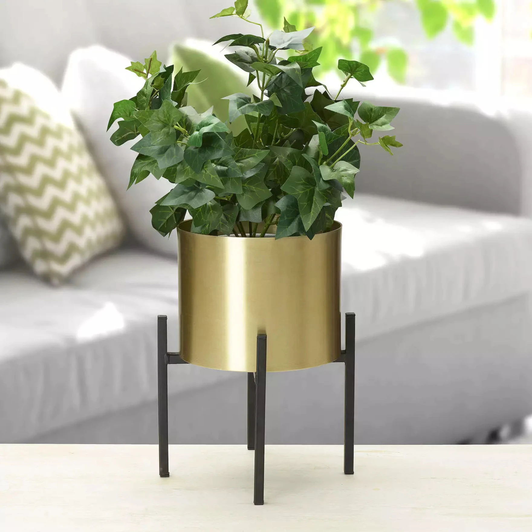 Standing Floor Planters with Metal Stand , Plant Pot Container,Gold Pot and Black Stand Tree Planter Flower Pots and Stands