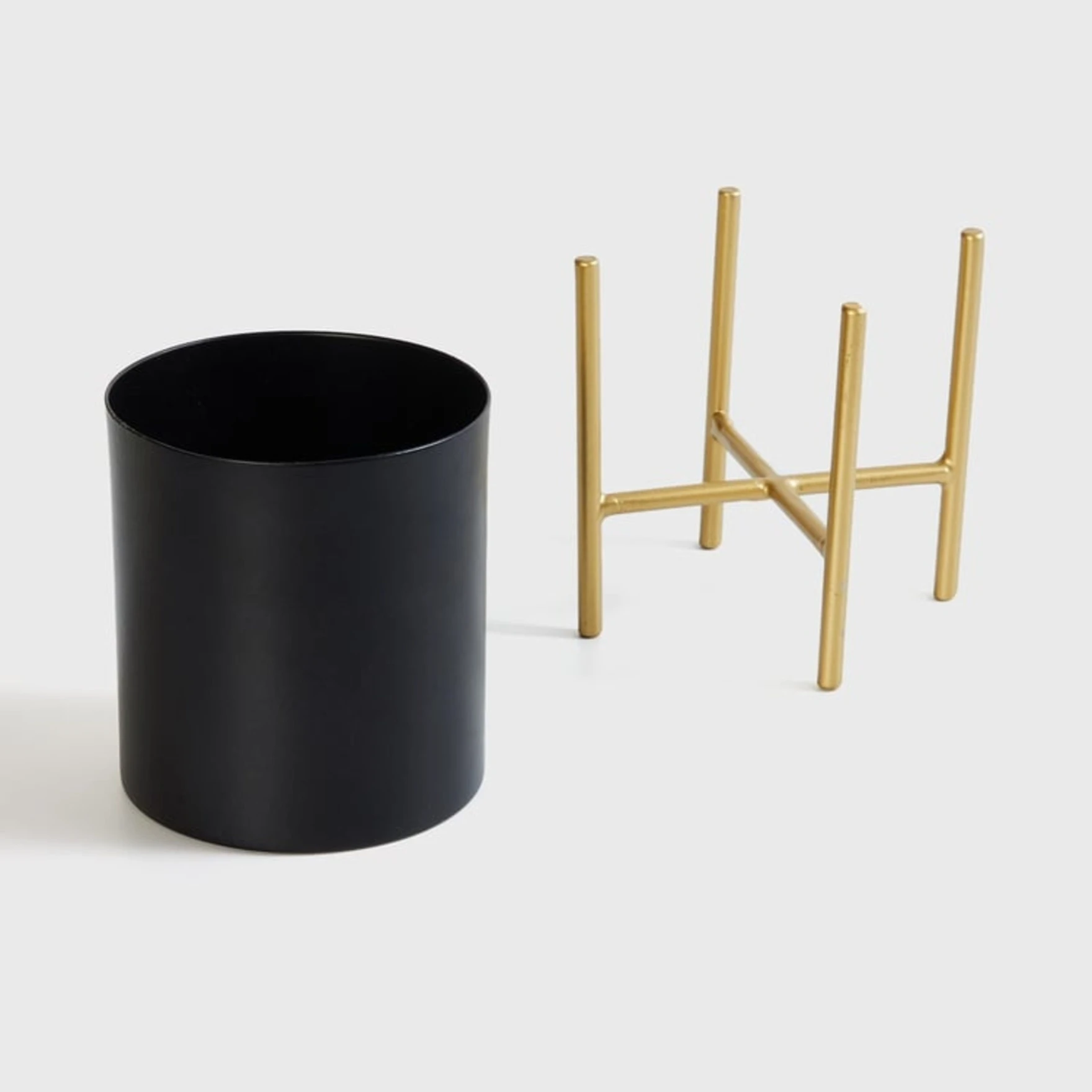 Standing Floor Planters with Metal Stand , Plant Pot Container, Black pot and Gold stand Tree Planter Flower Pots and Stands