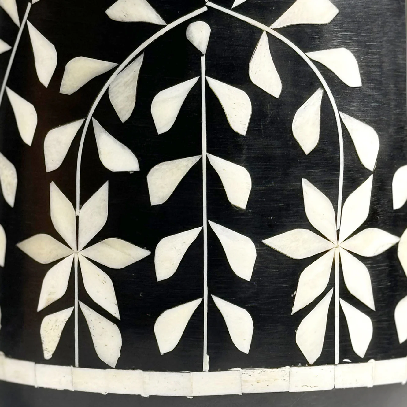 Kalla Petal Table Lamp - Elegant Iron Base & Eclectic Design