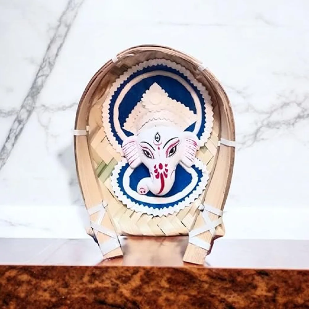KARRU KRAFFT Ganesha Face wall Decor. Shola Pith Vinayaka face in Kulo, Bamboo Tray, Ganesha Murti decorative wall hanging, Ganesha face in Kulo