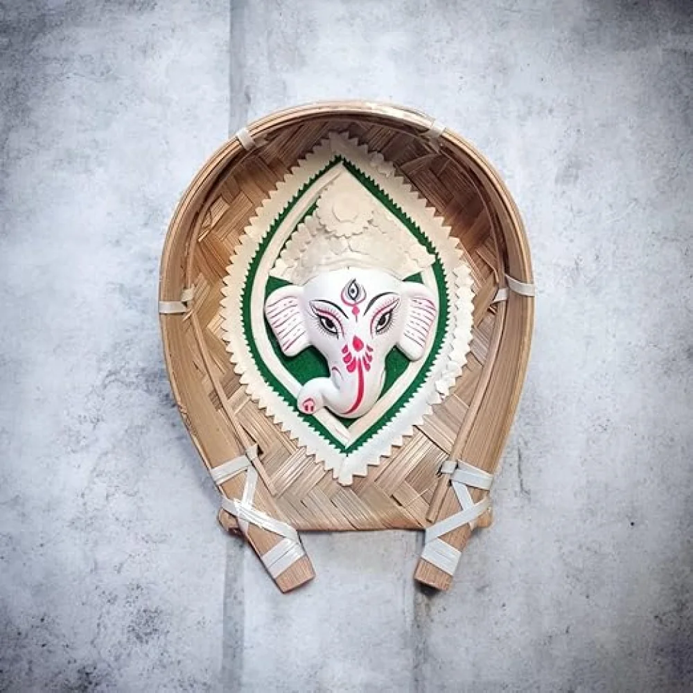 KARRU KRAFFT Ganesha Face wall Decor. Shola Pith Vinayaka face in Kulo, Bamboo Tray, Ganesha Murti decorative wall hanging, Ganesha face in Kulo