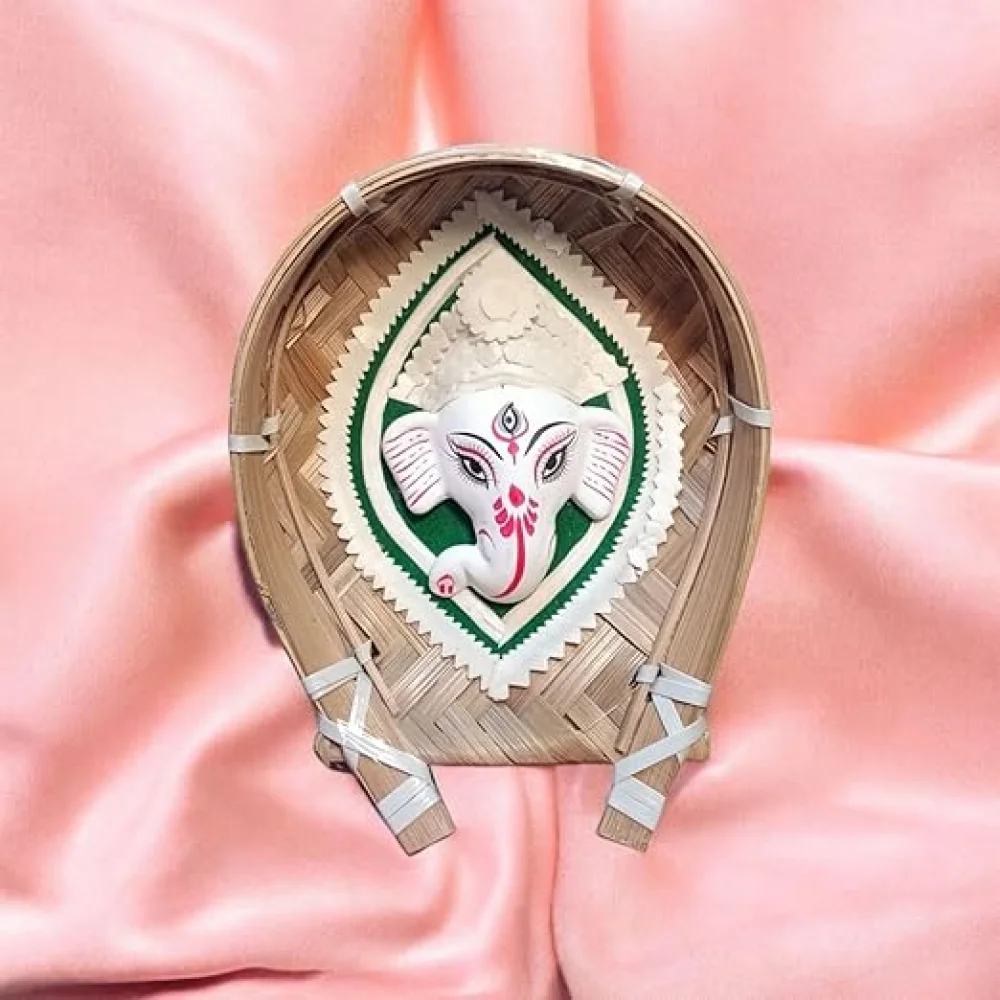 KARRU KRAFFT Ganesha Face wall Decor. Shola Pith Vinayaka face in Kulo, Bamboo Tray, Ganesha Murti decorative wall hanging, Ganesha face in Kulo