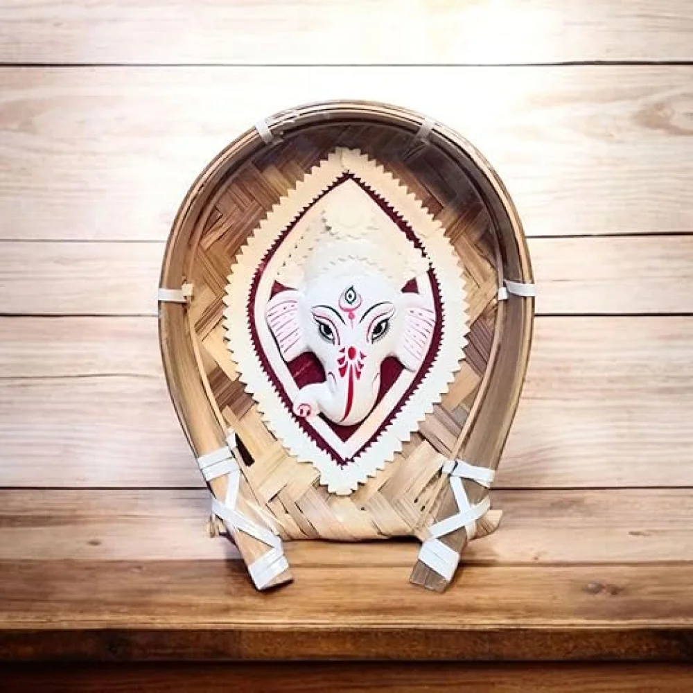 KARRU KRAFFT Ganesha Face wall Decor. Shola Pith Vinayaka face in Kulo, Bamboo Tray, Ganesha Murti decorative wall hanging, Ganesha face in Kulo