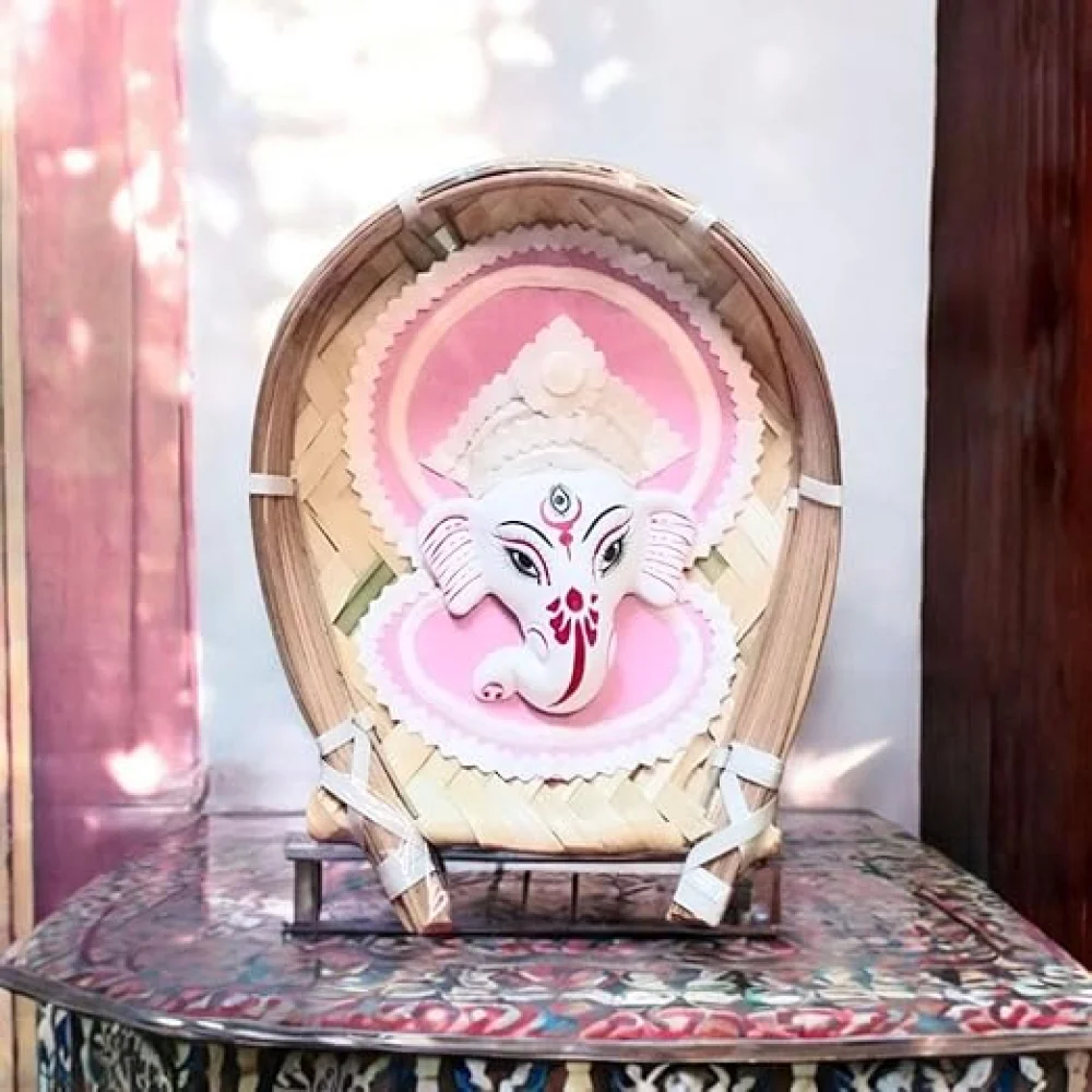 KARRU KRAFFT Ganesha Face wall Decor. Shola Pith Vinayaka face in Kulo, Bamboo Tray, Ganesha Murti decorative wall hanging, Ganesha face in Kulo