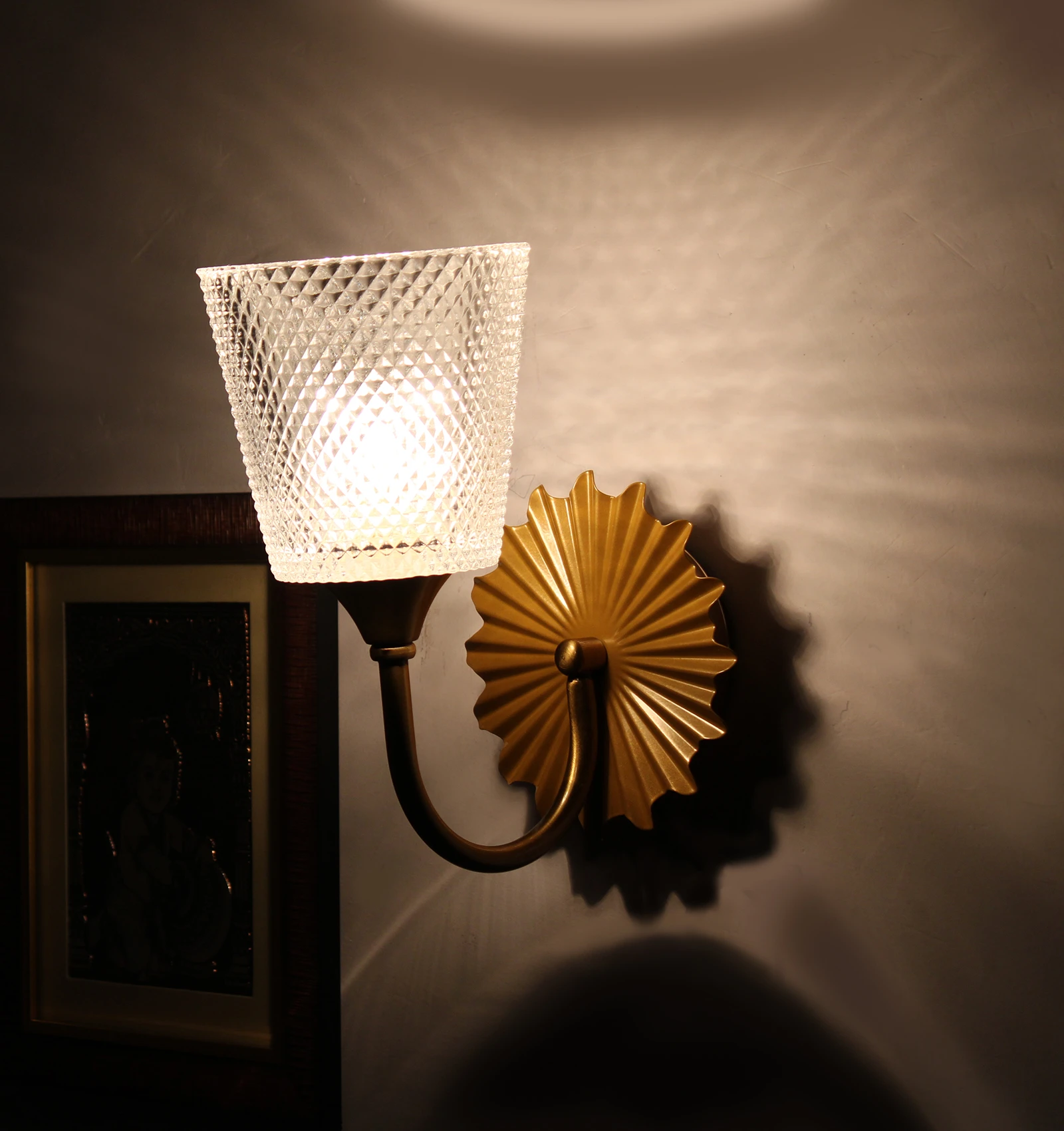 Chic And Stylish Gold Finish Wall Light With White Diamond Cutting Glass | SKE-140020WDCG