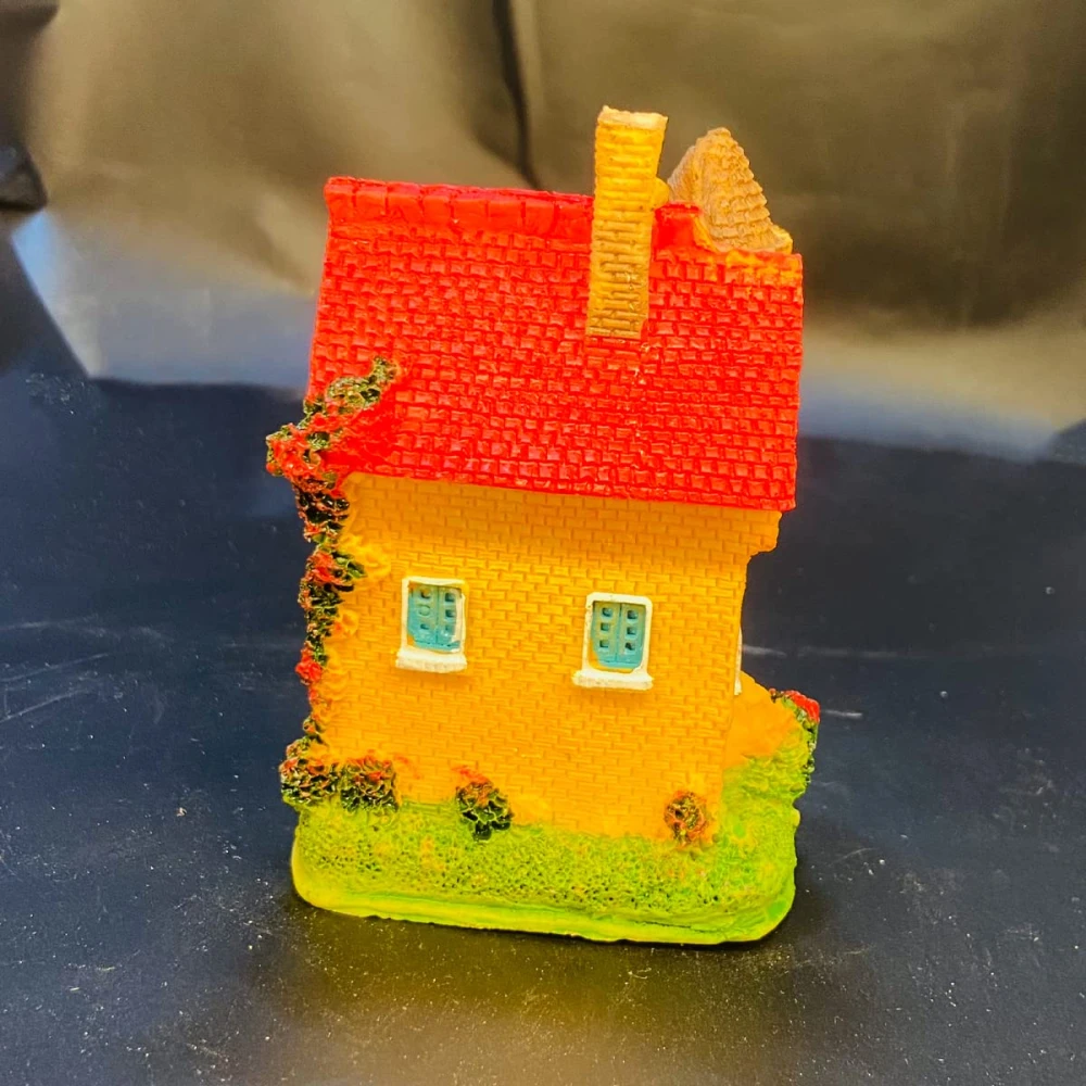 Charming House Beneath the Tree – Enchanting Miniature for Home & Garden Decor