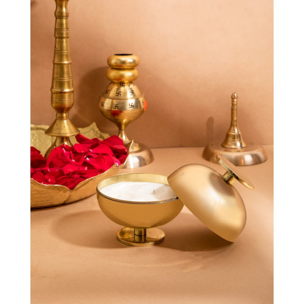 Oasis Glow Candle – Sculpted Gold Elegance with Bloom Fragrance