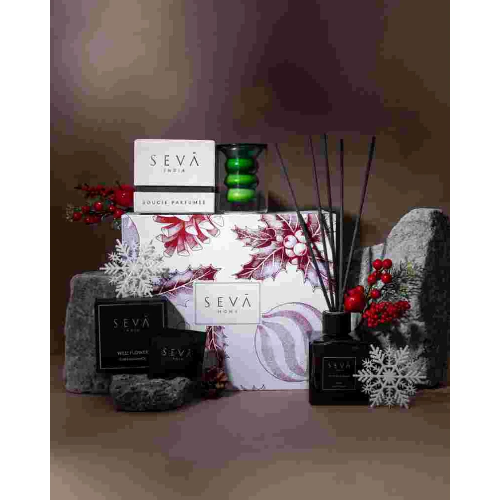 Mistletoe Magic Christmas Gift Hamper – Ornament Print Edition